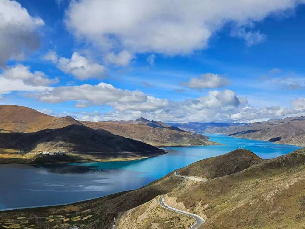 Yamdrok Lake landscape with turquoise water and high-altitude Tibetan scenery