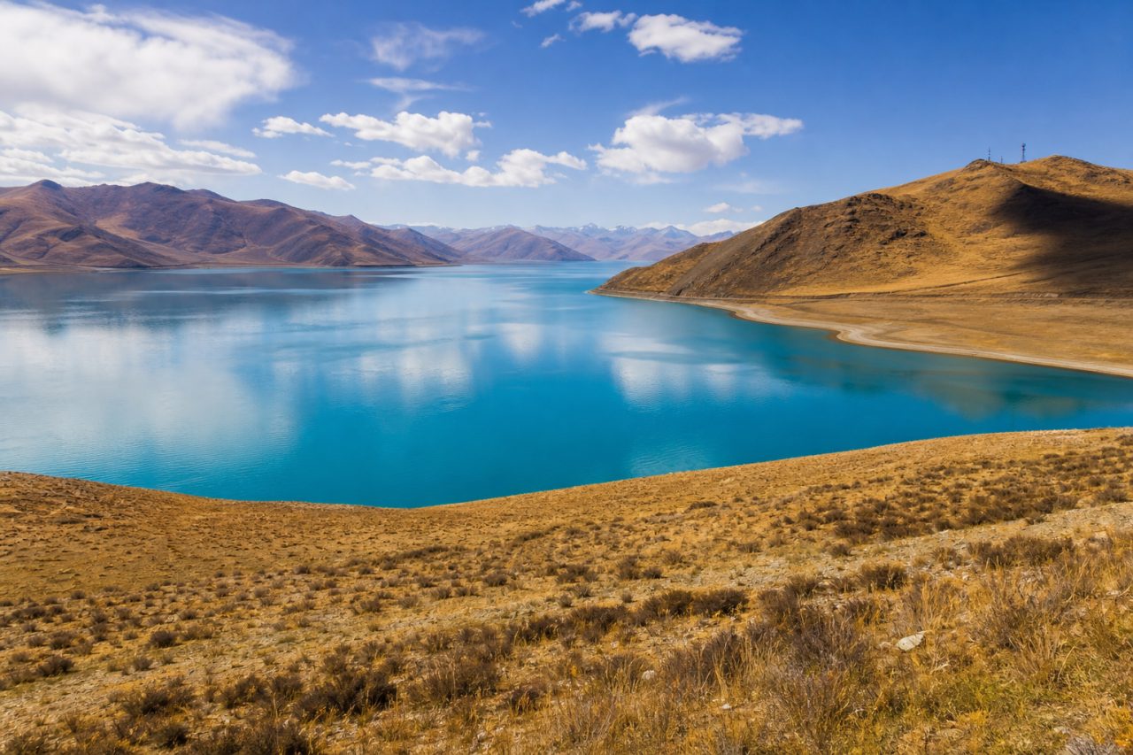 Yamdrok Lake scenery in September Tibet travel season