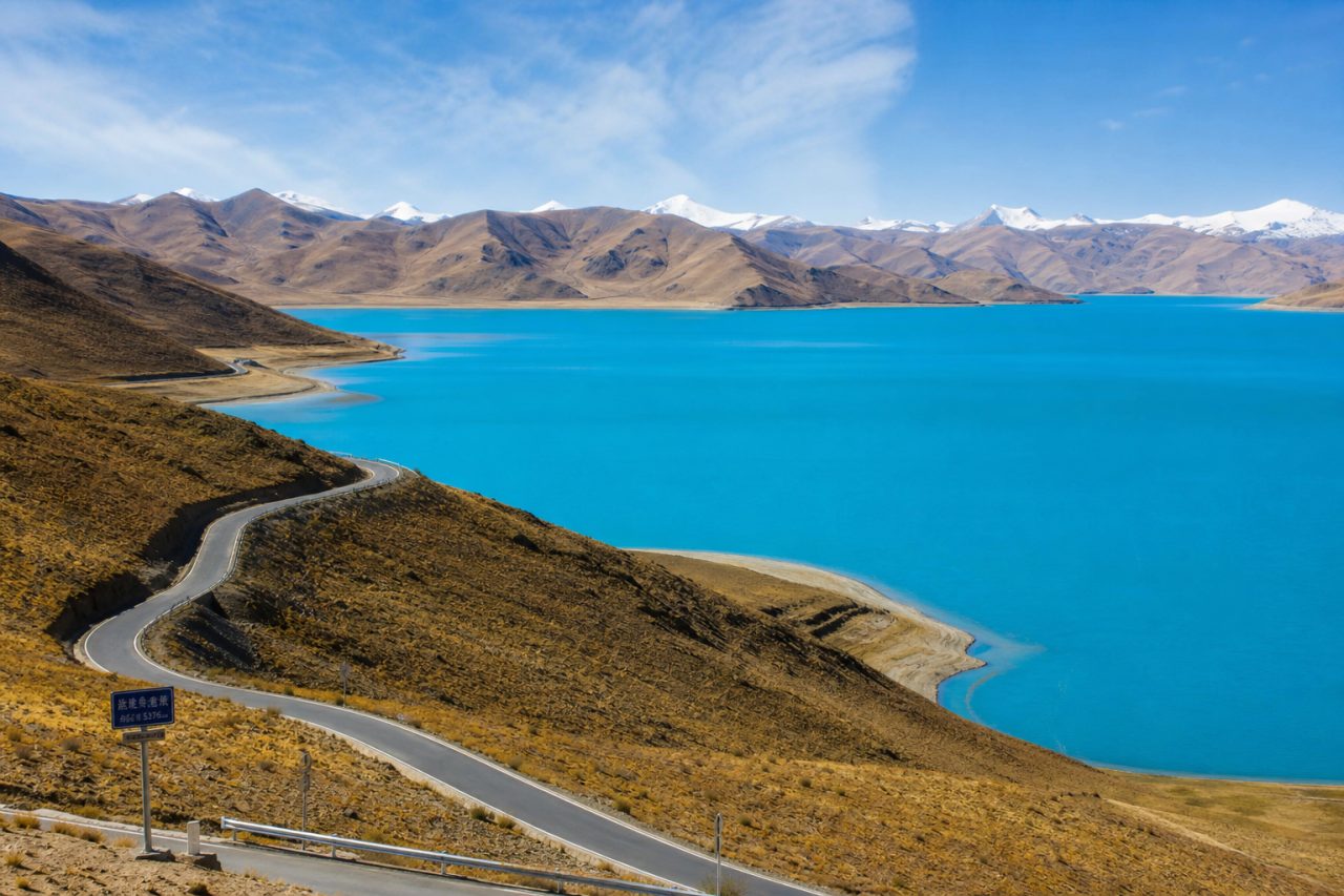 Yamdrok Lake scenery in September Tibet travel season