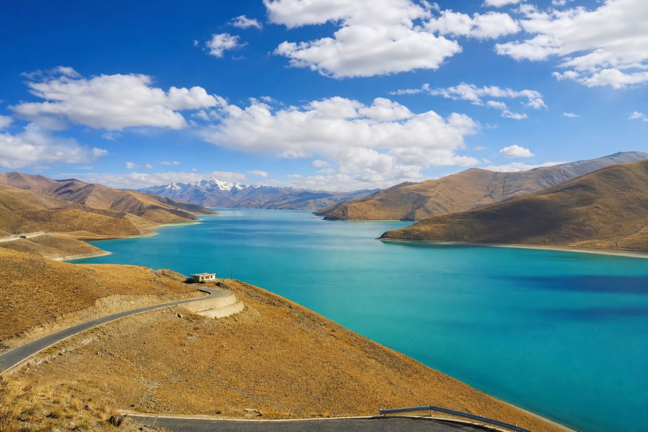 Yamdrok Lake scenery in September Tibet travel season