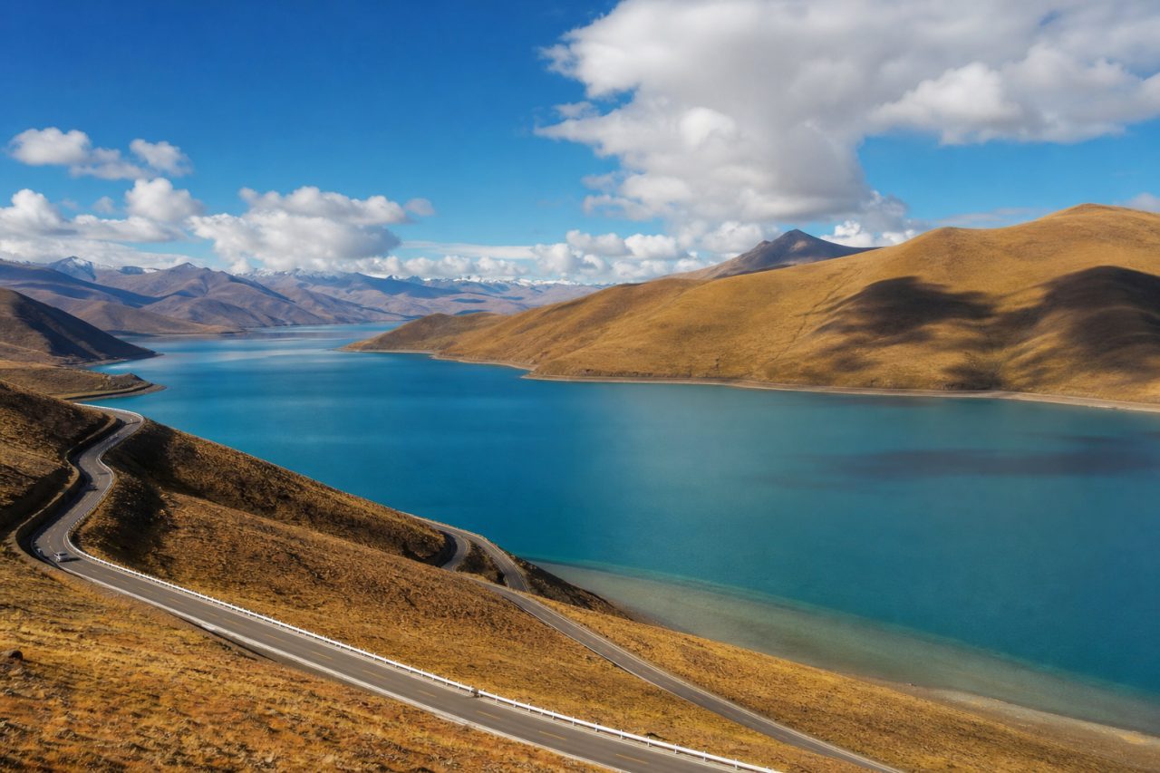 Yamdrok Lake scenery in September Tibet travel season