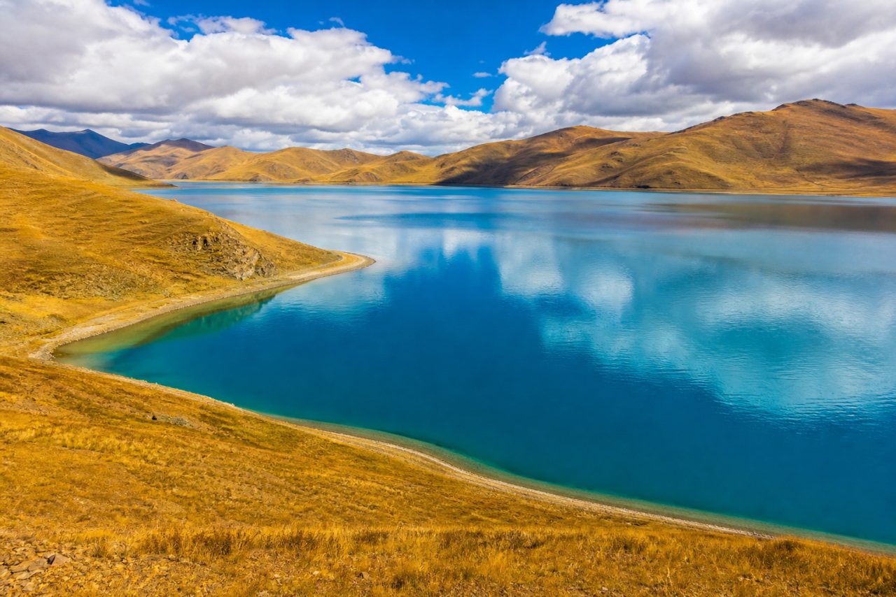 Yamdrok Lake scenery in September Tibet travel season