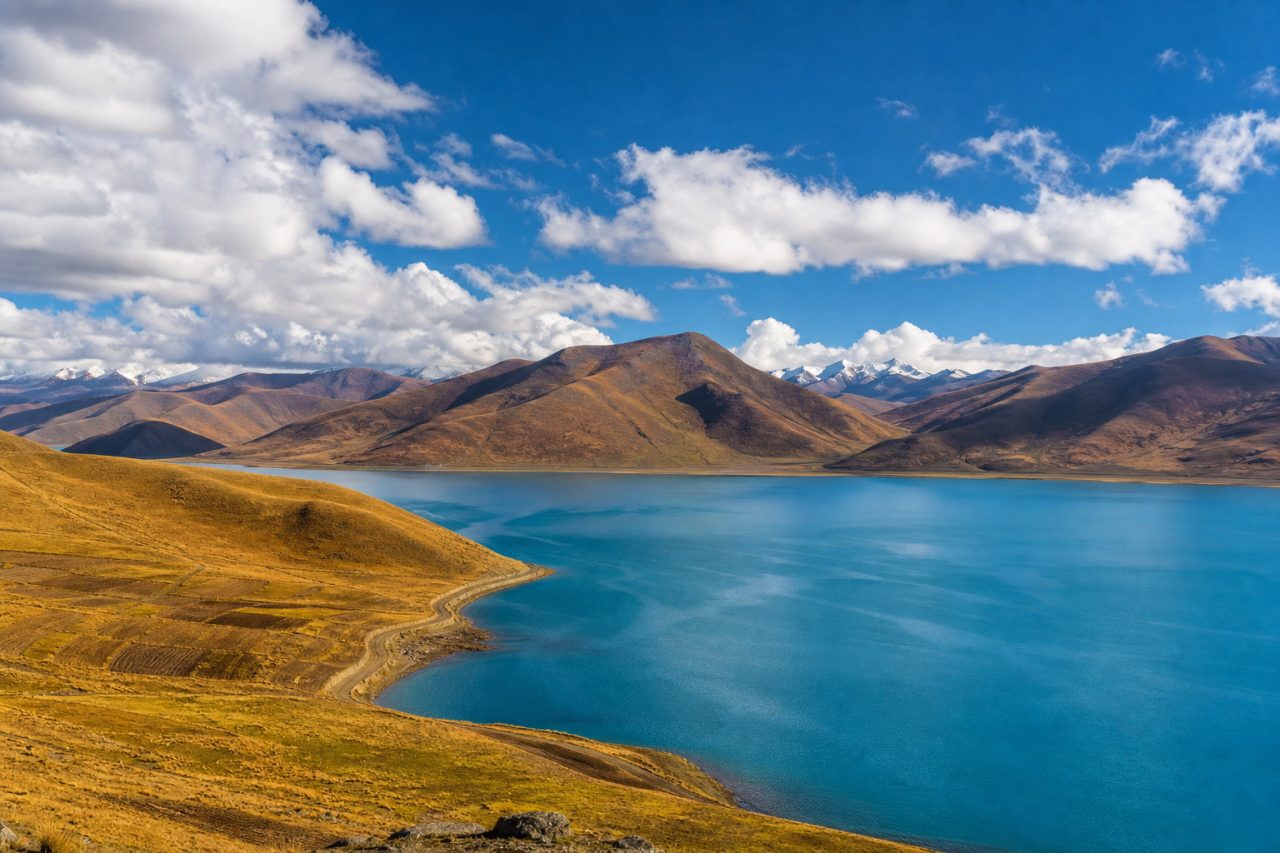 Yamdrok Lake scenery in September Tibet travel season