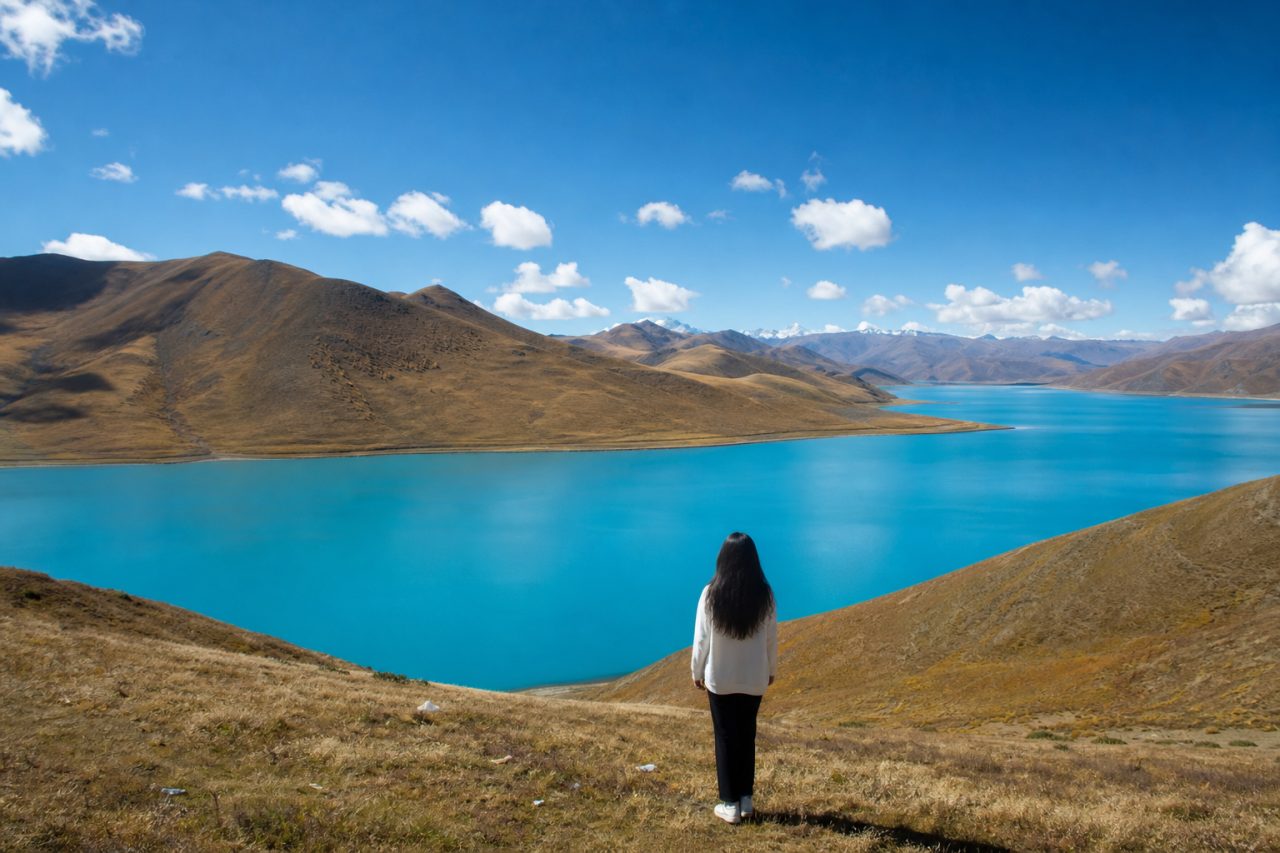 Yamdrok Lake scenery in September Tibet travel season